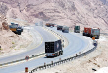 شاحنات تنقل بضائع على الطريق الصحراوي-(ارشيفية)