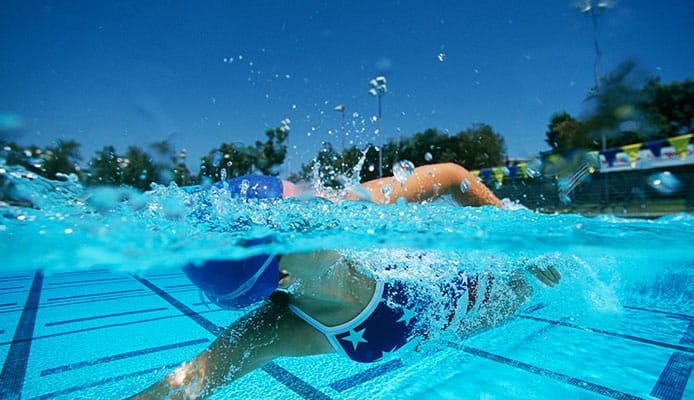 تعد السباحة أفضل رياضة تساعد على حرق السعرات الحرارية والدهون بالجسم