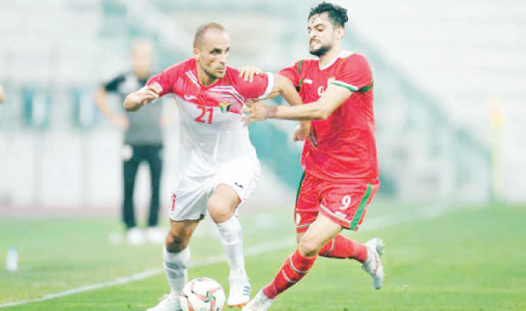 لاعب المنتخب الوطني محمد الدميري خلال مباراة سابقة أمام المنتخب العماني العام الماضي -(أرشيفية)