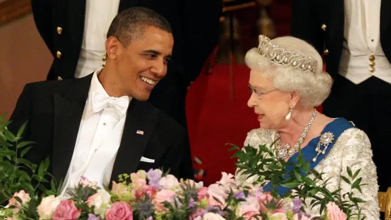 الرئيس الأمريكي آنذاك، باراك أوباما وجلالة الملكة في مأدبة رسمية في قصر باكنغهام في عام 2011