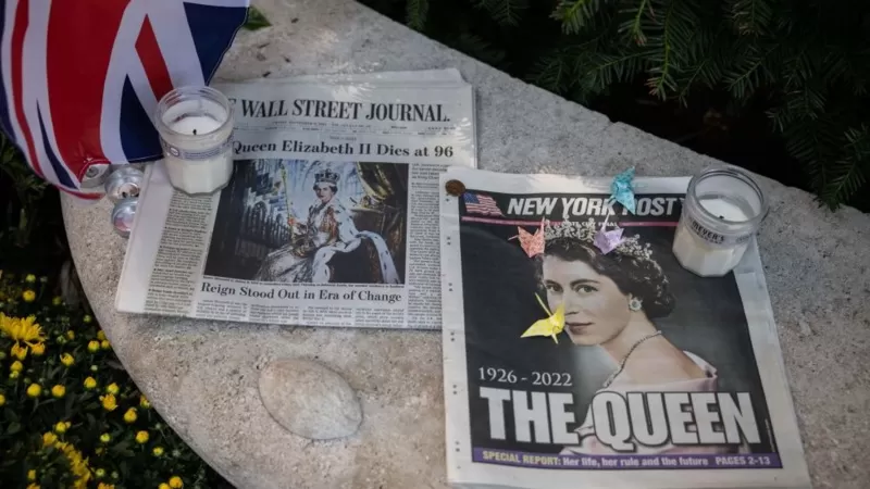 صحف عند نصب تذكاري مؤقت لملكة بريطانيا إليزابيث الثانية في مدينة نيويورك في 10 سبتمبر/ أيلول 2022.