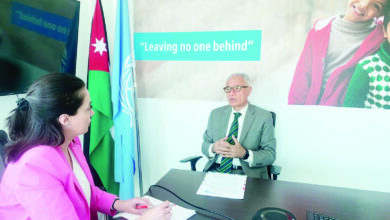 المنسق المقيم للأمم المتحدة بالإنابة ومنسق الشؤون الإنسانية في الأردن غلام محمد اسحق زي يتحدث للزميلة بيبرس - (الغد)