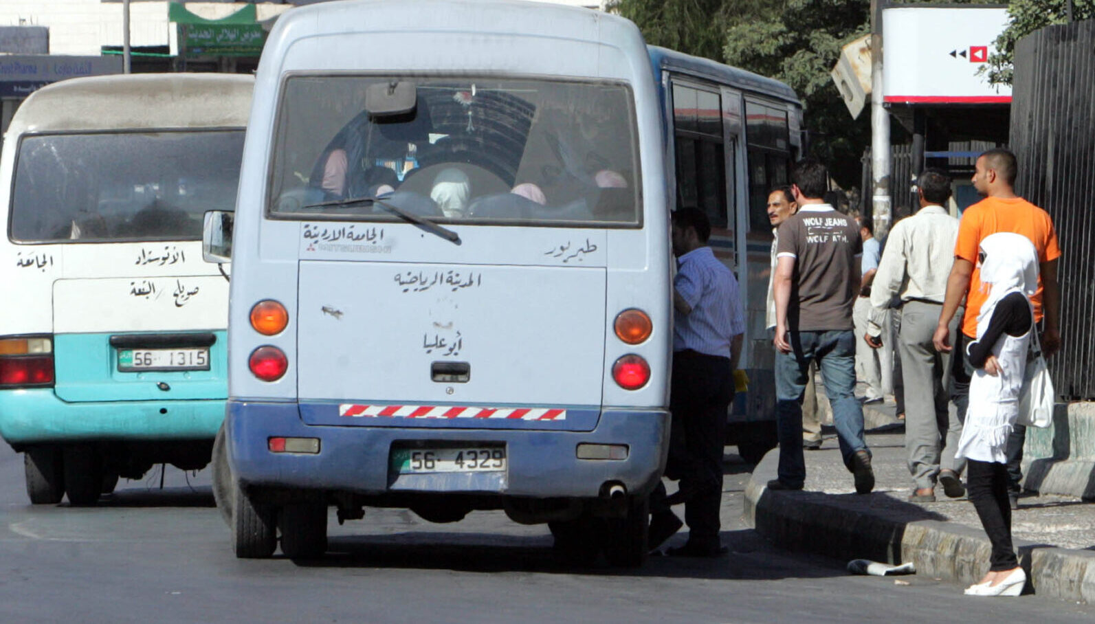 حافلة نقل عام في أحد شوارع عمان-(الغد)