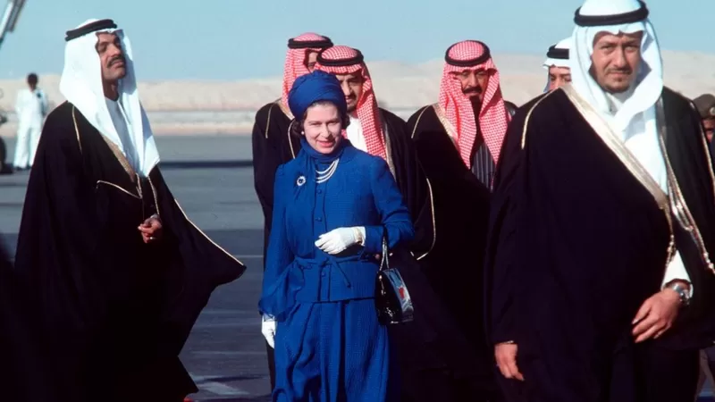 الملكة إليزابيث أثناء زيارة رسمية إلى المملكة العربية السعودية حيث غطت رأسها بقماشة زرقاء من نفس لون ملابسها، وقيل أن لونها المفضل كان الأزرق.