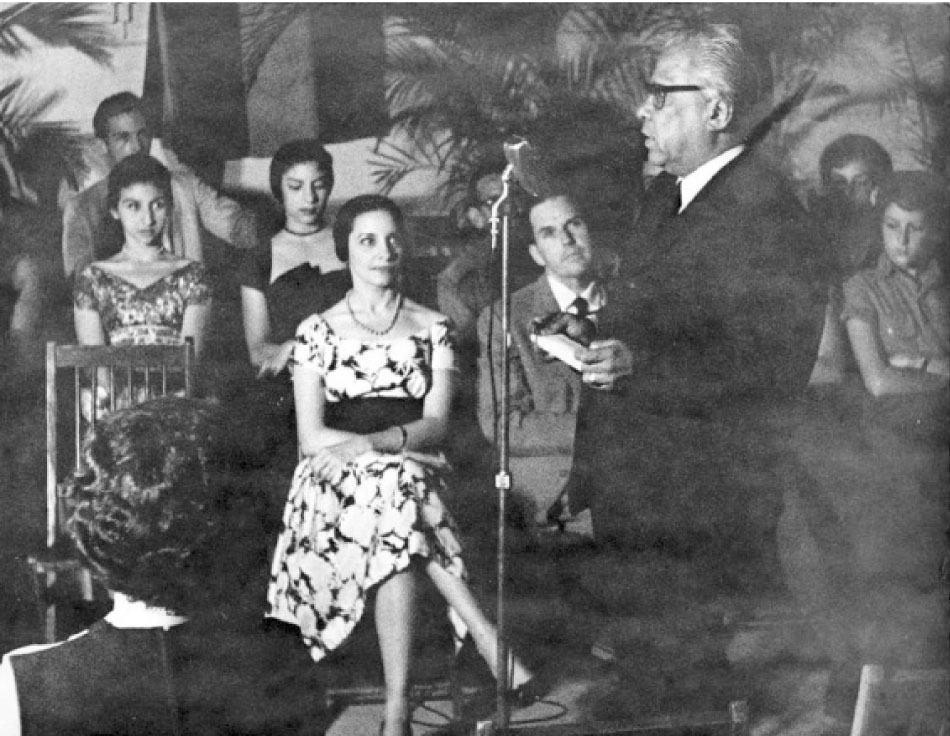 الشاعر الكوبي نيكولاس كويلين يكرم الفنانة أليسيا ألونسو في الاتحاد الوطني للكتاب والفنانين في كوبا، هافانا، 1961 - (المصدر)