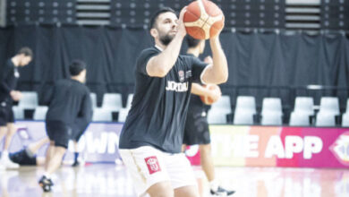 لاعب المنتخب الوطني الأول لكرة السلة مالك كنعان يقوم بالعمليات الإحمائية - (من المصدر)
