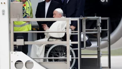 البابا يركب الطائرة لبدء الرحلة التي قيل إنه سيقضي معظم وقتها على كرسي متحرك بسبب آلام ركبته.