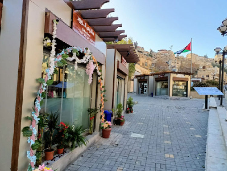 عدد من الأكشاك في ساحة العين بالسلط - (الغد)