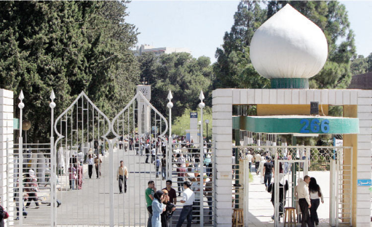 طلبة يسيرون في أحد شوارع حرم الجامعة الاردنية - (أرشيفية)