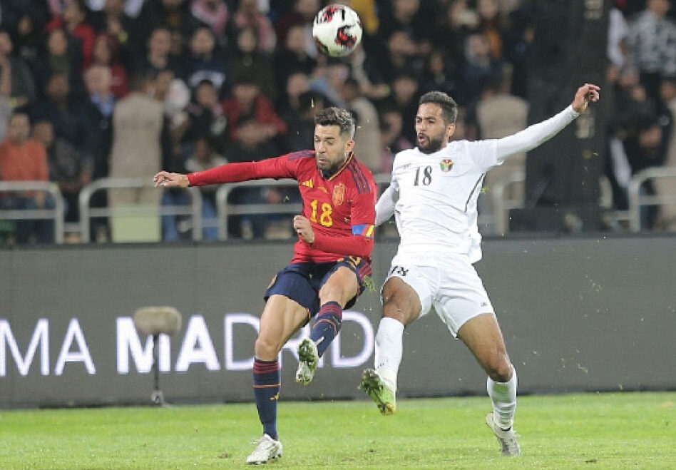 صراع على الكرة بين لاعب المنتخب الوطني علي علوان ولاعب إسبانيا جوردي ألبا