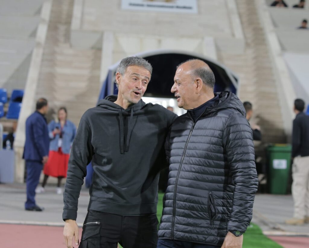 المدير الفني للمنتخب الوطني عدنان حمد مع مدرب إسبانيا لويس إنريكي - (تصوير: أمجد الطويل)