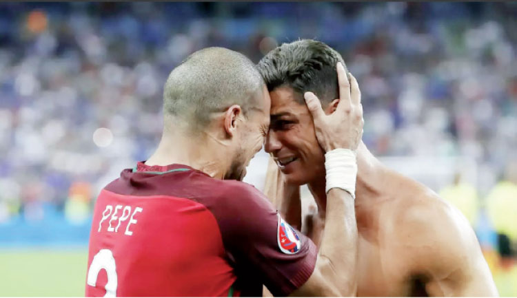 كريستيانو رونالدو وبيبي بعد فوز البرتغال بلقب "يورو 2016" - (من المصدر)