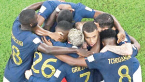 لاعبو المنتخب الفرنسي يحتفلون بهدف لهم في مرمى الدنمارك أول من أمس -(من المصدر)