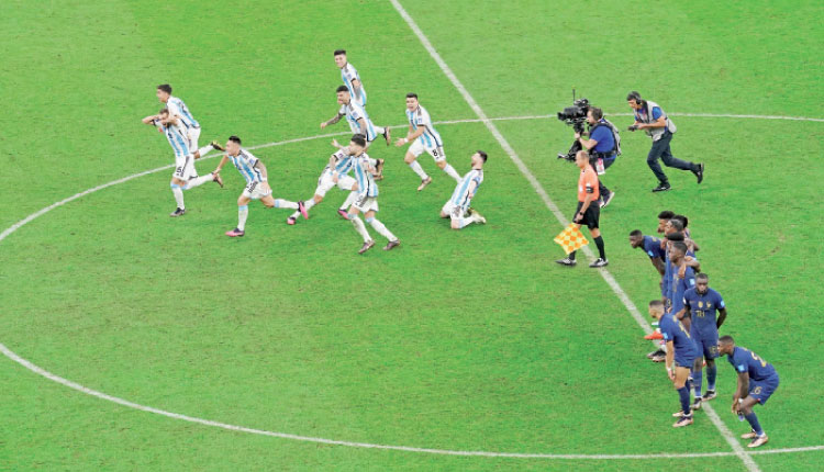 لاعبو المنتخب الأرجنتيني فور انتهاء ركلات الترجيح