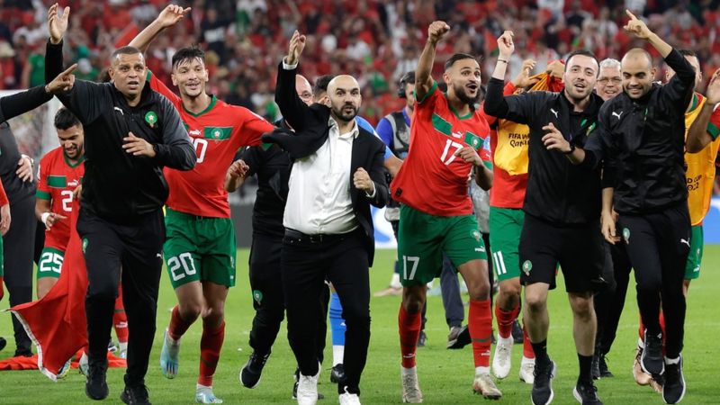 وليد الركراكي يتصدر الاحتفالات بعد أن أصبح المغرب أول فريق أفريقي يصل إلى نصف نهائي المونديال