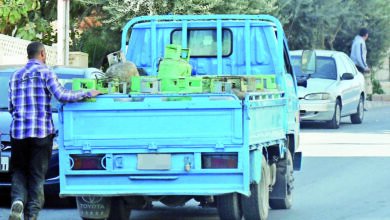 مركبة تحمل أسطوانات غاز في أحد شوارع عمان - (الغد)