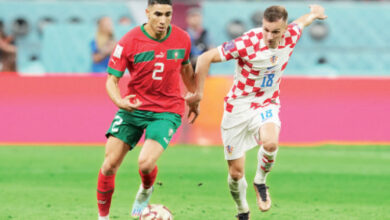 المغربي أشرف حكيمي يتقدم بالكرة خلال المباراة أمام كرواتيا -(تصوير: عامر الدويك)