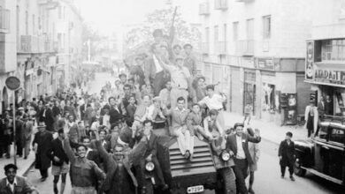 ‏يهود يحتفلون بقرار تقسيم فلسطين على سيارة شرطة مدرعة، القدس، 30 تشرين الثاني (نوفمبر) 1947 - (المصدر)‏