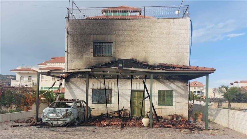 مستوطنون يحرقون منزلا لعائلة فلسطينية