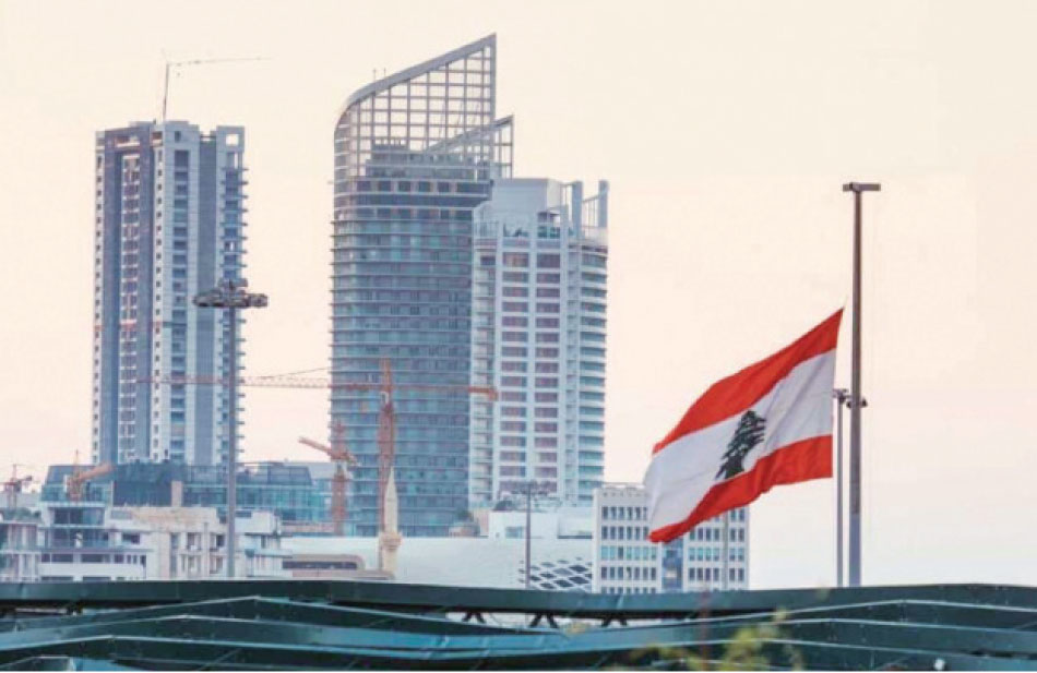 العلم اللبناني يرفرف في سماء العاصمة اللبنانية بيروت - (أرشيفية)