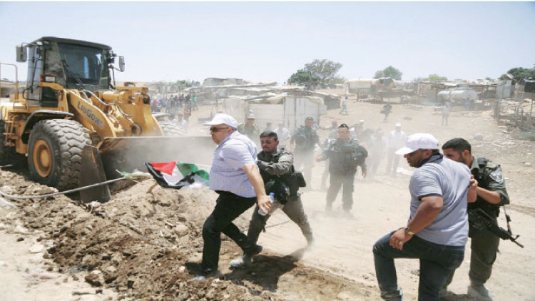 مواجهات بين فلسطينيين وقوات الاحتلال خلال عملية هدم وتجريف في قرية الخان الأحمر -(وكالات)