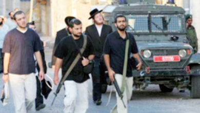 متطرفون صهاينة يحملون أسلحة آلية ويسيرون في الضفة الغربية المحتلة - (أرشيفية)