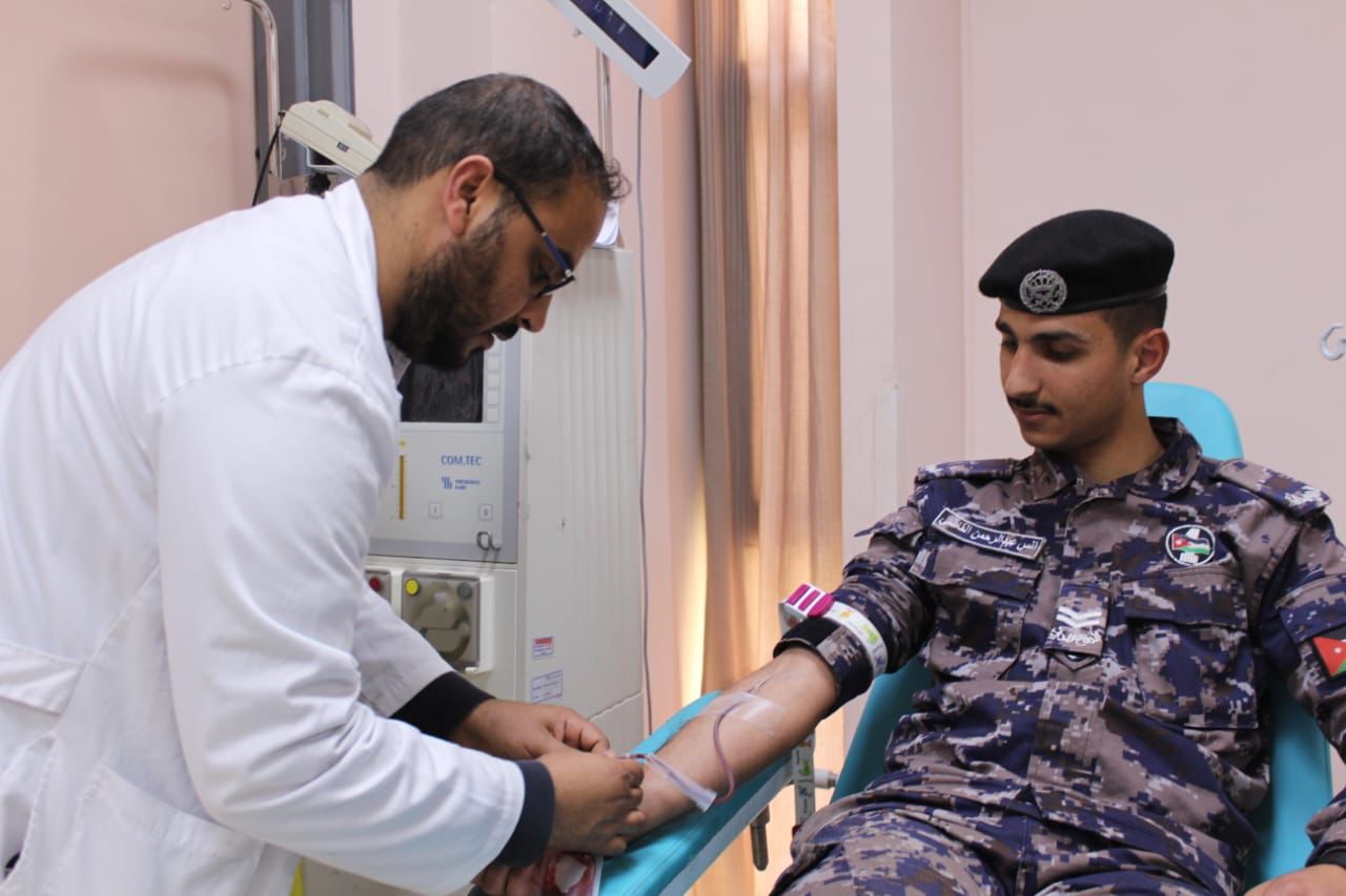 مديرية الأمن العام تنظّم حملة للتبرع بالدم لطفل مصاب بسرطان الدم