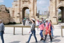 سياح خلال زيارتهم لمدينة جرش الأثرية - (الغد)