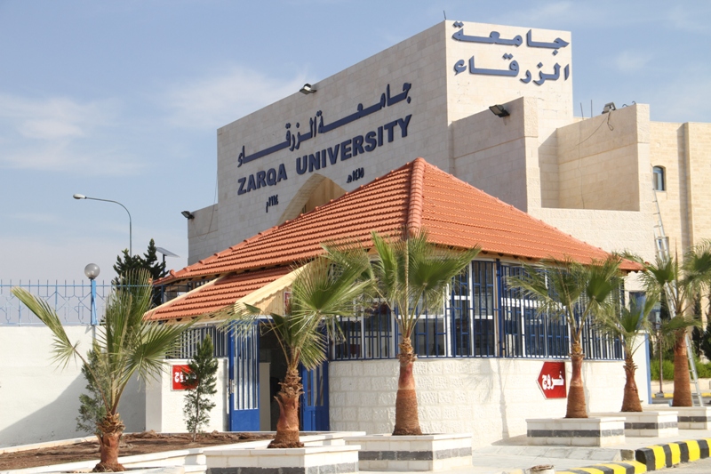 الزرقاء الأهلية تقدم 4 منح دراسية لأبناء عمال الوطن
