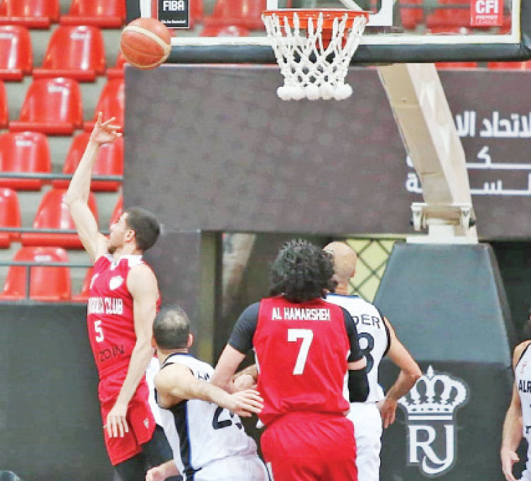 لاعب الأرثوذكسي فريدي إبراهيم يحاول التسجيل بسلة الرياضي بطريقة عكسية - (تصوير: أمجد الطويل)