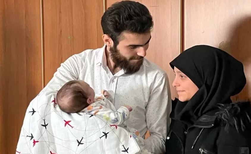 عائلة سورية تعثر على رضيعها بعد أكثر من شهر على الزلزال