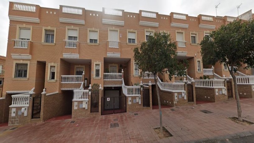 Adosado de 224m² en calle Francia, Almería