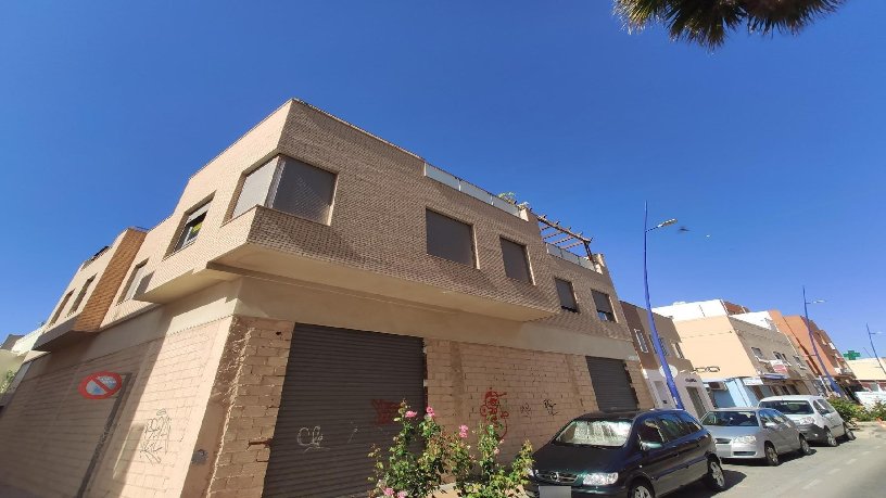 Local comercial de 236m² en calle Las Olas 6, Almería