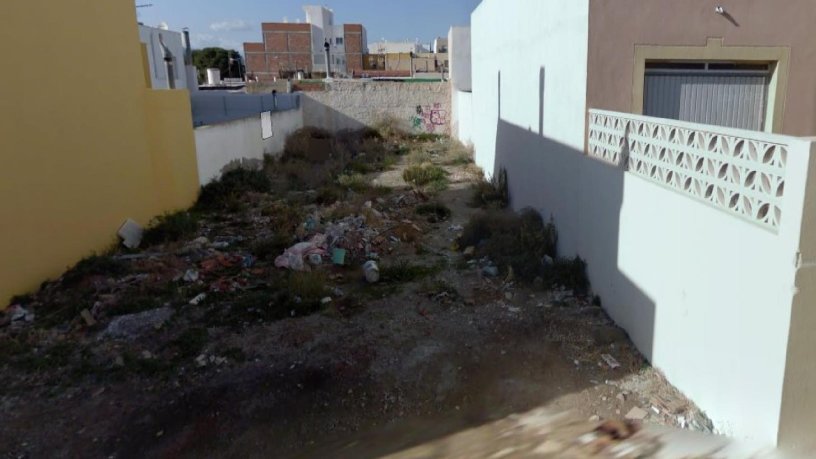 Suelo urbanizable de 300m² en barrio Gardenia, Almería