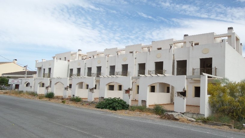 Obra parada en calle Estacion, Cantoria, Almería