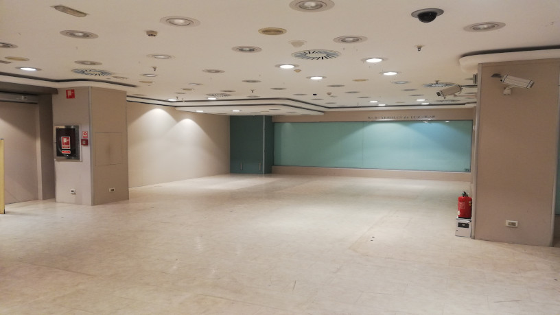 Local comercial de 273m² en avenida Ronda De Tejares, Córdoba