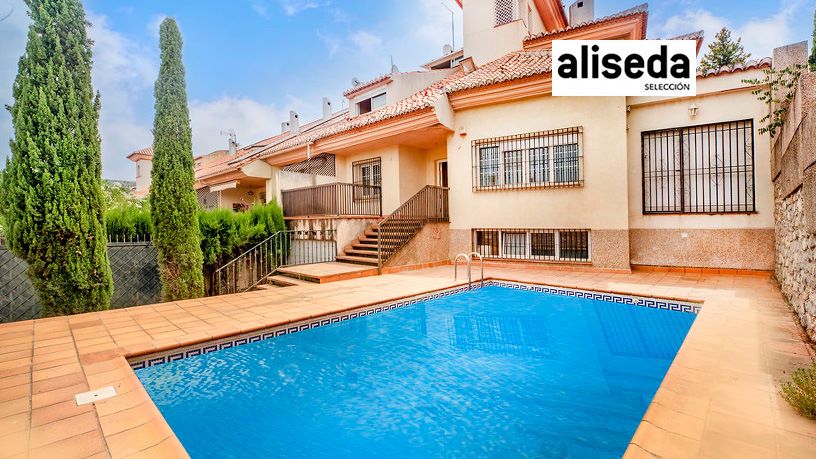 Casa de 348.00 m² con 6 habitaciones con 3 baños en Calle Adinamar, Granada