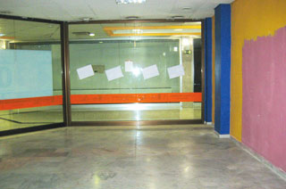 Local comercial de 91m² en calle Arabial, Centro Comercial Neptuno, Granada