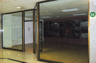 Local comercial de 91m² en calle Arabial, Cc Neptuno, Granada