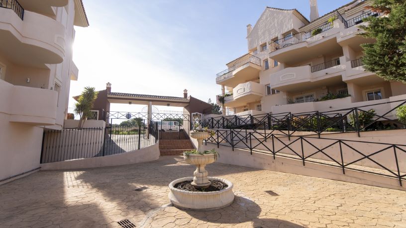 Flat in urbanization Duquesa Fairways, Manilva