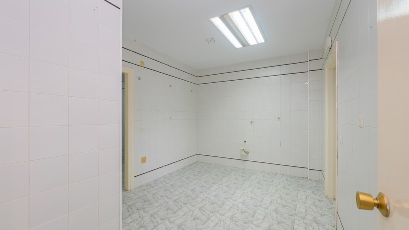 Local comercial de 120m² en calle De Arroyo Hondo, Vélez-málaga, Málaga