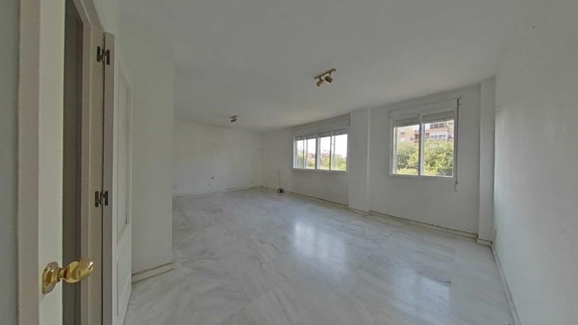 144m² Flat on square Vicente Aleixandre, Sevilla