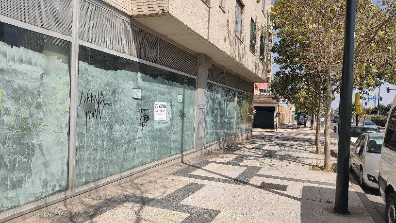 Local comercial de 351m² en avenida Cesareo Alierta, Zaragoza