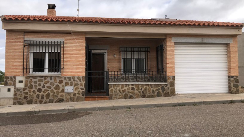 Chalet  en calle Garcia Marquez, Mora