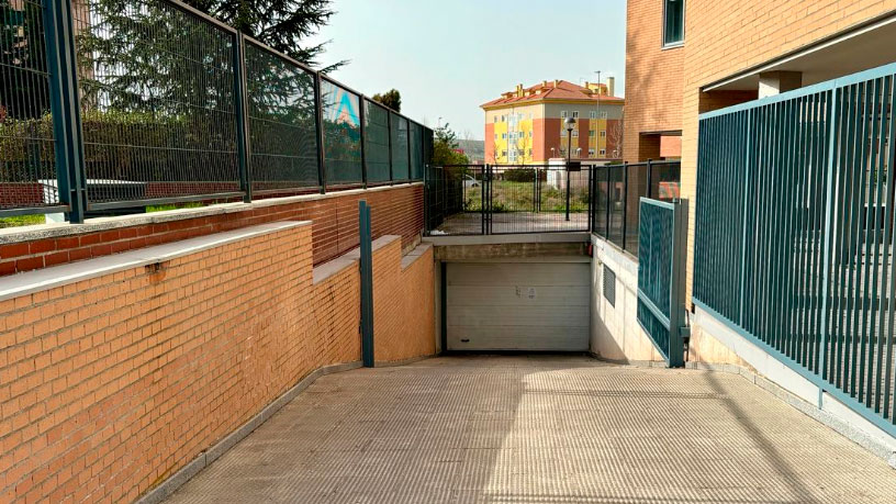 Parking space on avenue Los Derechos Humanos, Ávila