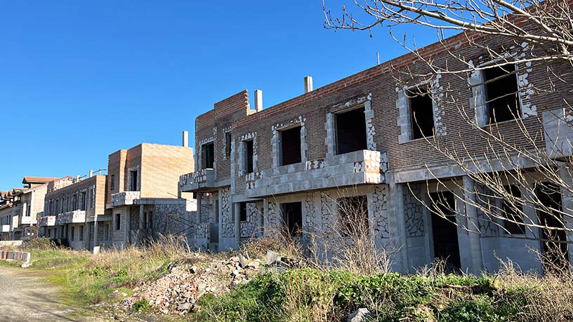 Obra parada en calle Vitoria, Briviesca, Burgos