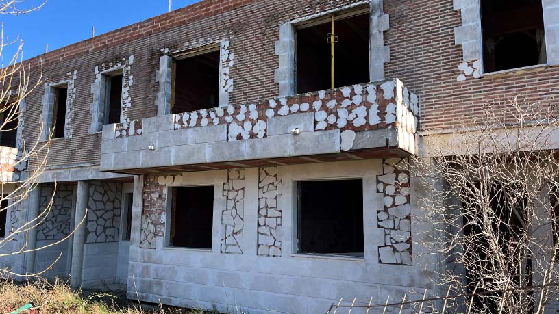 Obra parada en calle Vitoria, Briviesca, Burgos