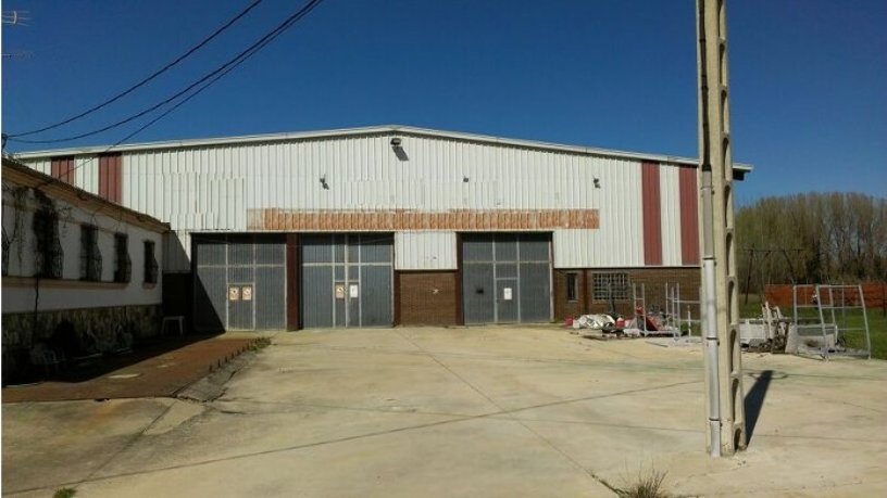 Nave industrial de 4680m² en avenida Puente De Hierro, Carrizo, León