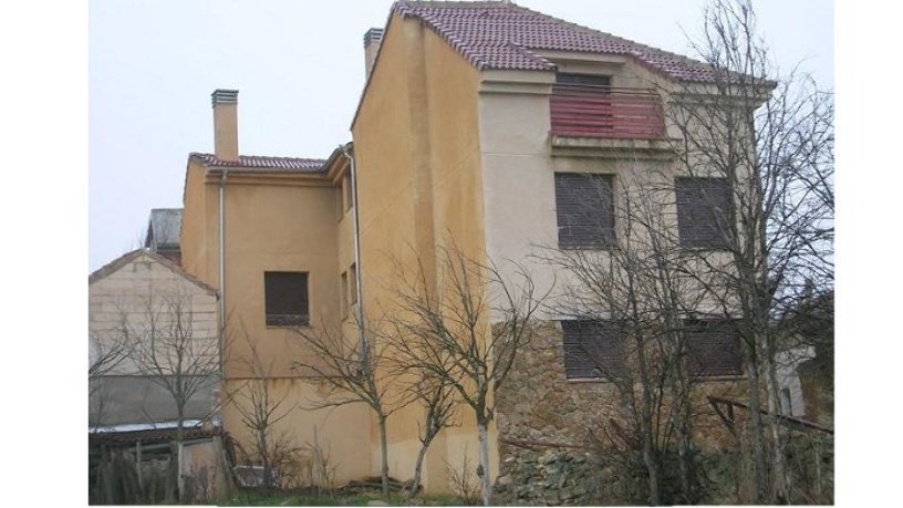 Obra parada en calle Baja, Espirdo, Segovia