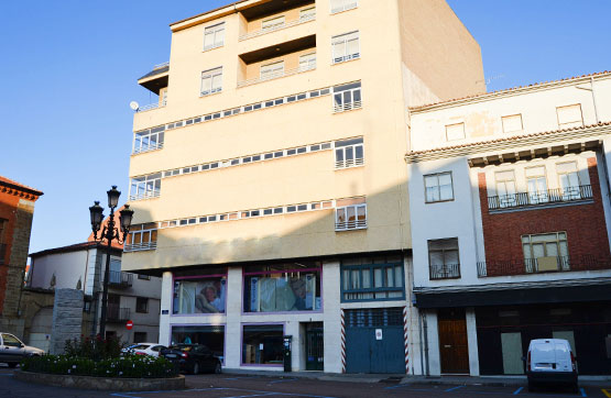 Local comercial de 315m² en plaza San Francisco, Benavente, Zamora